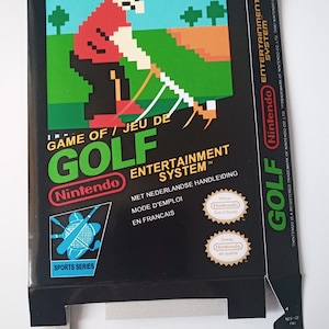 Op de afbeelding: Zwarte Nintendo Entertainment System Golf gamebox. De box art toont een 8-bit golfer in rode en witte kleding, die een club zwaait op een groene baan. De speltitel en het Nintendo-logo zijn prominent aanwezig.