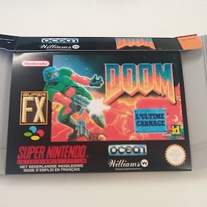 Peut inclure: Boîte de cartouche de jeu vidéo Super Nintendo pour le jeu "DOOM". La boîte présente un personnage en armure verte tenant une arme, avec le titre du jeu en lettres orange gras. La boîte comprend également le texte "L'ULTIME CARNAGE".