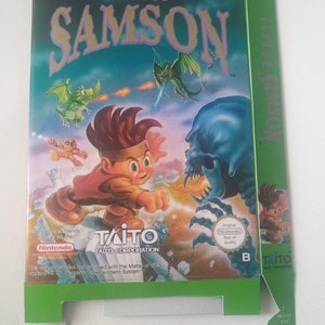 Op de afbeelding: Een groene, blauwe en gouden Nintendo Entertainment System-spelcartridge doos voor het spel Little Samson. De doos heeft een cartoon afbeelding van een jonge jongen met bruin haar en een rood shirt, die vecht tegen een blauw monster met een schedelvormig hoofd. De tekst "Little Samson" is in gouden letters op de doos gedrukt.