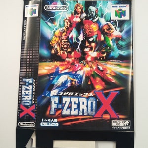 Pode incluir: Uma caixa de jogo Nintendo 64 para F-Zero X. A caixa é preta com um X vermelho e apresenta uma imagem colorida dos personagens e veículos do jogo. O texto na caixa diz "F-Zero X" e "1-4 jogadores Jogo de corrida".