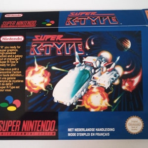 Peut inclure: Boîte de jeu Super Nintendo ouverte pour Super R-Type. L'illustration de la boîte présente un vaisseau spatial blanc avec des explosions rouges et oranges sur un fond spatial bleu foncé. Le texte comprend "Super R-Type" et "Super Nintendo Entertainment System".
