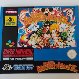 Puede incluir: Una caja de juego Super Nintendo Entertainment System para Super Adventure Island II. La caja es azul y negra con una ilustración colorida de los personajes del juego. El juego está licenciado por Nintendo y publicado por Hudson Soft.