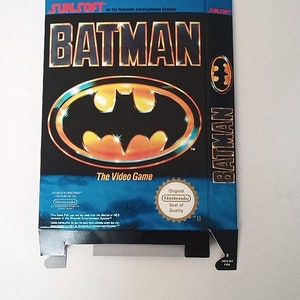 Peut inclure: Une boîte de jeu Nintendo Entertainment System bleue et noire pour Batman: The Video Game. La boîte présente une grande image du logo Batman avec un symbole de chauve-souris jaune. La boîte comprend également le sceau de qualité Nintendo.