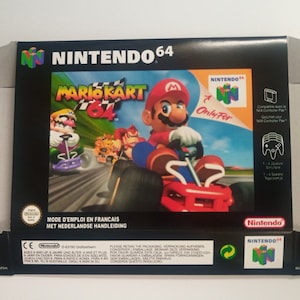 Peut inclure: Une boîte de jeu Nintendo 64 noire avec une image colorée de Mario Kart 64 sur le devant. La boîte porte le texte "Nintendo 64" en blanc sur fond noir. Le texte "Mario Kart 64" est en blanc sur fond rouge. Le texte "Only For" est en blanc sur fond noir. Le texte "Mode d'emploi en francais met nederlandse handleiding" est en blanc sur fond noir.