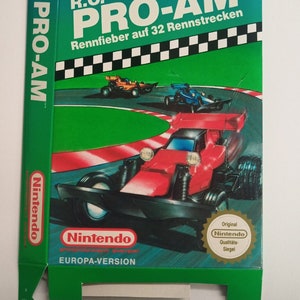 Op de afbeelding: Een groene en rode Nintendo-gamebox voor R.C. Pro-Am. De doos heeft een rode raceauto op een groen circuit met zwart-witte geblokte vlaggen. De tekst op de doos luidt "R.C. Pro-Am Rennfieber auf 32 Rennstrecken" en "Nintendo Europa-Version".