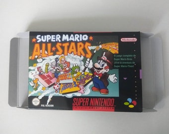 Może przedstawiać: Pudełko na kartridż gry Super Nintendo Entertainment System do gry Super Mario All-Stars. Pudełko jest czarne z kolorowym obrazkiem Mario w smokingu trzymającego magiczną różdżkę. Tekst "SUPER MARIO ALL-STARS" jest dużymi białymi literami na przedniej stronie pudełka. Pudełko jest oznaczone "PAL VERSION" w lewym dolnym rogu.