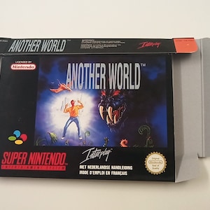 Pode incluir: Caixa de jogo Super Nintendo para "Another World". A caixa apresenta um fundo escuro com um homem de camisa laranja e jeans azuis, e um grande monstro. O título do jogo está em branco e a caixa inclui os logotipos da Nintendo e Interplay.