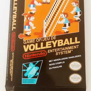 Pode incluir: Uma caixa de cartucho de jogo Nintendo Entertainment System preta para o jogo Volleyball. A caixa apresenta uma imagem pixelada de dois jogadores jogando vôlei em uma quadra amarela. A caixa também inclui o texto "Game of/Jeu de Volleyball" e "Nintendo Entertainment System".
