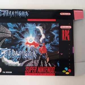 Puede incluir: Una caja de juego de Super Nintendo para el juego "Terradigma". La caja es negra con una imagen azul y blanca de un personaje con una capa roja de pie en una plataforma. El texto "Terradigma" está escrito en blanco en la caja, junto con el logotipo de Nintendo y las palabras "Super Nintendo Entertainment System".