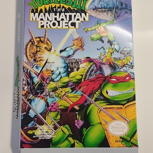 Op de afbeelding: Een gamebox voor het Super Nintendo Entertainment System-videospel Teenage Mutant Ninja Turtles III: The Manhattan Project. De doos toont de vier Teenage Mutant Ninja Turtles die vechten tegen een groep vijanden. De doos is blauw, groen, rood en geel.