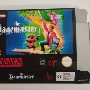 Puede incluir: Una caja de cartucho de juego Super Nintendo negra con una ilustración colorida de un niño y criaturas fantásticas. El juego se llama "The Pagemaster" y es un producto de Fox y Virgin.
