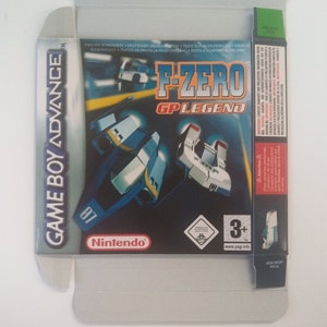 Puede incluir: Una caja de juego Game Boy Advance blanca con un cartucho de juego F-Zero GP Legend azul y blanco en su interior. La caja tiene un diseño azul y blanco con las palabras "Game Boy Advance" en el lateral y "F-Zero GP Legend" en la parte delantera. El juego está clasificado como 3+.