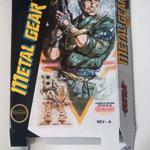 Op de afbeelding: Een zwarte en gele doos voor het Nintendo Entertainment System-spel Metal Gear. De doos toont een personage dat een pistool vasthoudt en een robot. De tekst "ULTRA GAMES" staat op de doos.