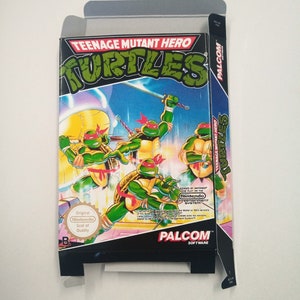 Könnte beinhalten: Eine Teenage Mutant Ninja Turtles Videospielbox für das Nintendo Entertainment System. Die Box ist schwarz und grün mit einem Bild der vier Turtles auf der Vorderseite. Der Text "Teenage Mutant Hero Turtles" ist in Weiß auf schwarzem Hintergrund gedruckt. Der Text "PALCOM Software" ist in Weiß auf schwarzem Hintergrund gedruckt.