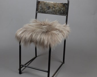 Dutchskins Stoelkussen lang haar taupe  - zitkussen schapenvacht - stoelpad - zitpad - zetel kussen - stoelcover - IJslandse vacht