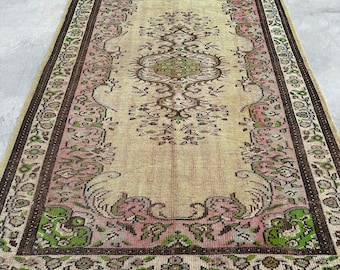 Alfombra de 5,4 x 8,3 pies, alfombra turca vintage, alfombra con estampado animal en rosa y verde.