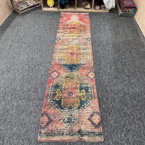 Alfombra turca vintage Herki, alfombra triangular geométrica roja y azul, 2,6 x 11,1, alfombra de lana anudada a mano para pasillo y entrada.