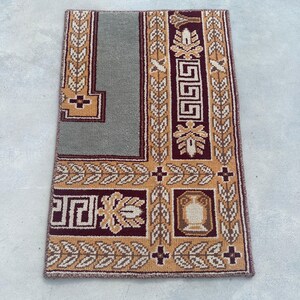 Alfombra pequeña turca vintage de 1,3 x 2,1 pies, alfombra de patchwork marrón y gris.