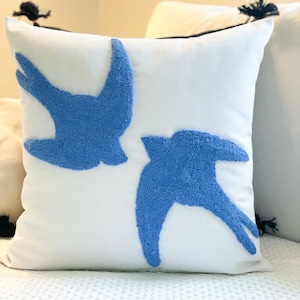 Almohada de ponche de pájaros golondrina, funda de cojín bordada única, funda de almohada con mechones de mano, almohada de sofá decorativa, decoración del hogar, pájaros azules