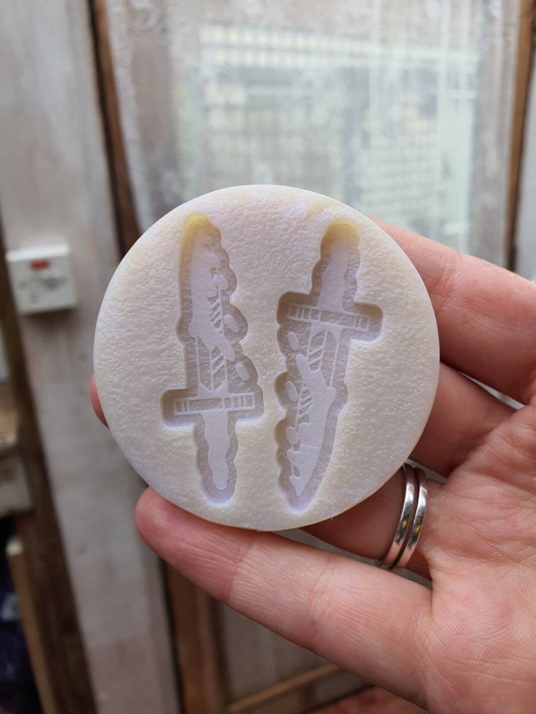 Camiseta Marc Marquez Camiseta Oficial Guns N' Roses Dripping Dagger Para Mujer: Corte Ancho, Mangas Sobrepuestas, Color Negro, Tallas S-XL Camiseta Guns N Roses