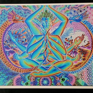Könnte beinhalten: Ein lebendiger, psychedelischer Kunstdruck mit einer zentralen Figur in meditativer Pose. Zwei Drachen umkreisen die Figur, mit komplizierten Mustern und einer Regenbogen-Farbpalette. Das Kunstwerk evoziert Themen wie Spiritualität und Transformation.