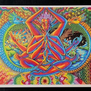 Könnte beinhalten: Ein lebendiger, psychedelischer Kunstdruck mit einer mehrarmigen Figur in meditativer Pose, umgeben von zwei bunten Drachen. Das Kunstwerk ist reich an Details und zeigt ein Spektrum an Farben und komplizierten Mustern, die spirituelle und mystische Themen hervorrufen.