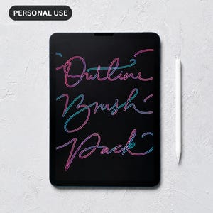 Op de afbeelding: Een zwarte tablet met de tekst Outline Brush Pack in een neonroze en blauw verloopscriptlettertype. Een witte stylus is verticaal rechts van de tablet geplaatst. Een zwart label met de witte tekst PERSONAL USE is zichtbaar op de afbeelding.