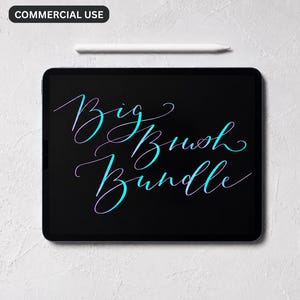 Op de afbeelding: Een zwart tabletscherm met de tekst Big Brush Bundle in een vloeiend cursief lettertype met een verloop van blauwe en paarse tinten. Een witte stylus is horizontaal boven de tablet geplaatst en een zwart label vermeldt COMMERCIAL USE.