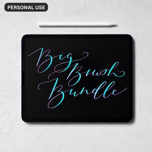 Op de afbeelding: Een zwart tabletscherm met de tekst Big Brush Bundle in een vloeiend, blauw en paars verlooplettertype. Boven de tablet ligt een witte stylus horizontaal. Een klein rechthoekig label met de tekst PERSONAL USE is zichtbaar.