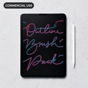 Op de afbeelding: Een zwart tabletscherm met de neonkleurige tekst Outline Brush Pack in een cursief lettertype, vergezeld van een witte stylus. Een zwart rechthoekig label in de linkerbovenhoek bevat de witte tekst COMMERCIAL USE.
