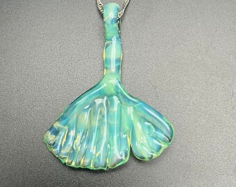 Green ginkgo leaf pendant