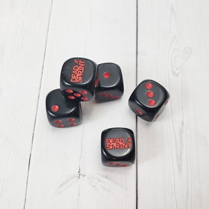 限定版 デッドスプリント ボードゲーム D6 ダイス ロゴ付き - 2 個セット - 黒と赤のピップ