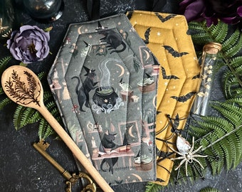 Cat Coven Coffin Pot Holder / Spooky Halloween y Witchy Home Decor y regalos para brujas de cocina