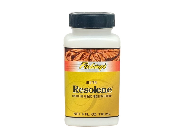 Pu&ograve; includere: Una bottiglia bianca con un tappo nero etichettata "Fiebing's Resolene Neutral Protective Acrylic Finish for Leather" con un volume netto di 118 ml.