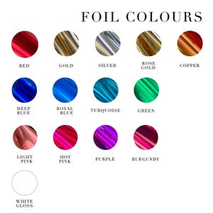 Pode incluir: Num fundo branco, um gr&aacute;fico de cores intitulado "FOIL COLOURS" apresenta amostras circulares. As amostras mostram cores como vermelho, dourado, prateado, ouro rosa, cobre, azul escuro, azul royal, turquesa, verde, rosa claro, rosa choque, roxo, bord&ocirc; e branco brilhante.
