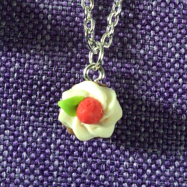 Collier ou boucles d’oreilles cupcake au chocolat garni de fraises (10 106)