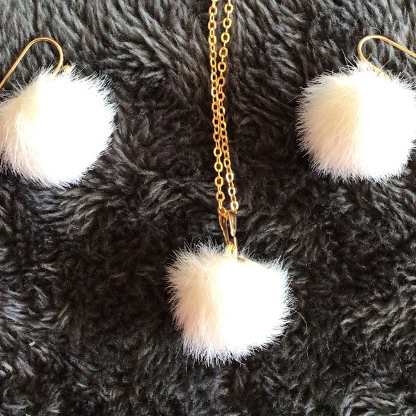 Mini Pom Pom Necklace and Earrings (18,121)