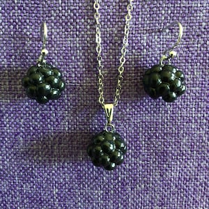 Blackberry Necklace and Earrings (19,964)