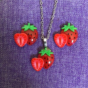 Strawberry Necklace and Earrings (25,036)