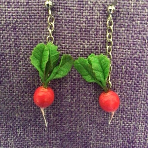 Beautiful Radish Necklace and Earrings (19,909)