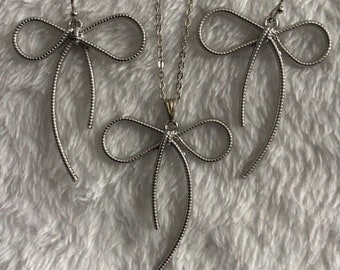 Silver Bow Necklace and Earrings (18,058)