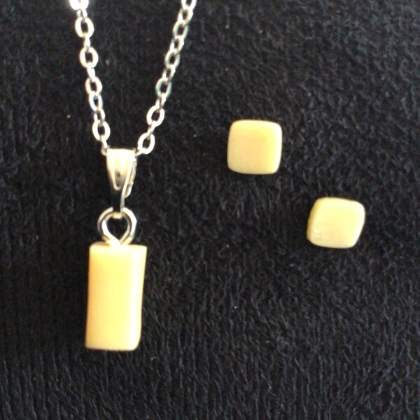 Butter Necklaces or Earrings (14,103)