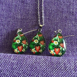 Strawberry Patch Necklace and Earrings (26,105)
