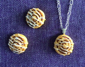 Ketting of oorbellen kaneelbroodjes (11.649)