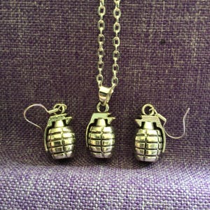 Collier et boucles d&#39;oreilles grenade (24.026)