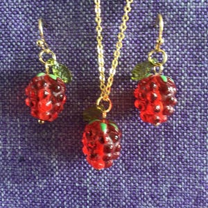 Raspberry Necklace and Earrings (26,502)