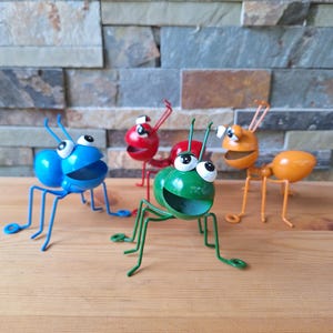 Juego de 4 estatuas de hormigas de metal de colores para decoración de jardín, adorables adornos de insectos para patio, esculturas de insectos caprichosas, arte para patio, decoración de césped al aire libre.