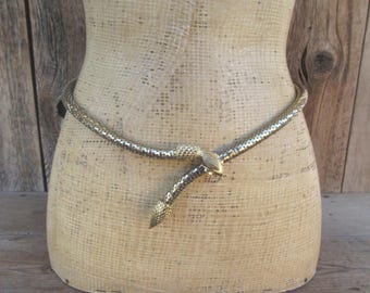 Cinto vintage Whiting & Davis Oromesh em tom dourado e prateado com estampa de cobra, anos 90: Pequeno