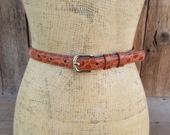 Cinturón fino de piel de cocodrilo marrón de los años 90: hebilla plateada, talla mediana