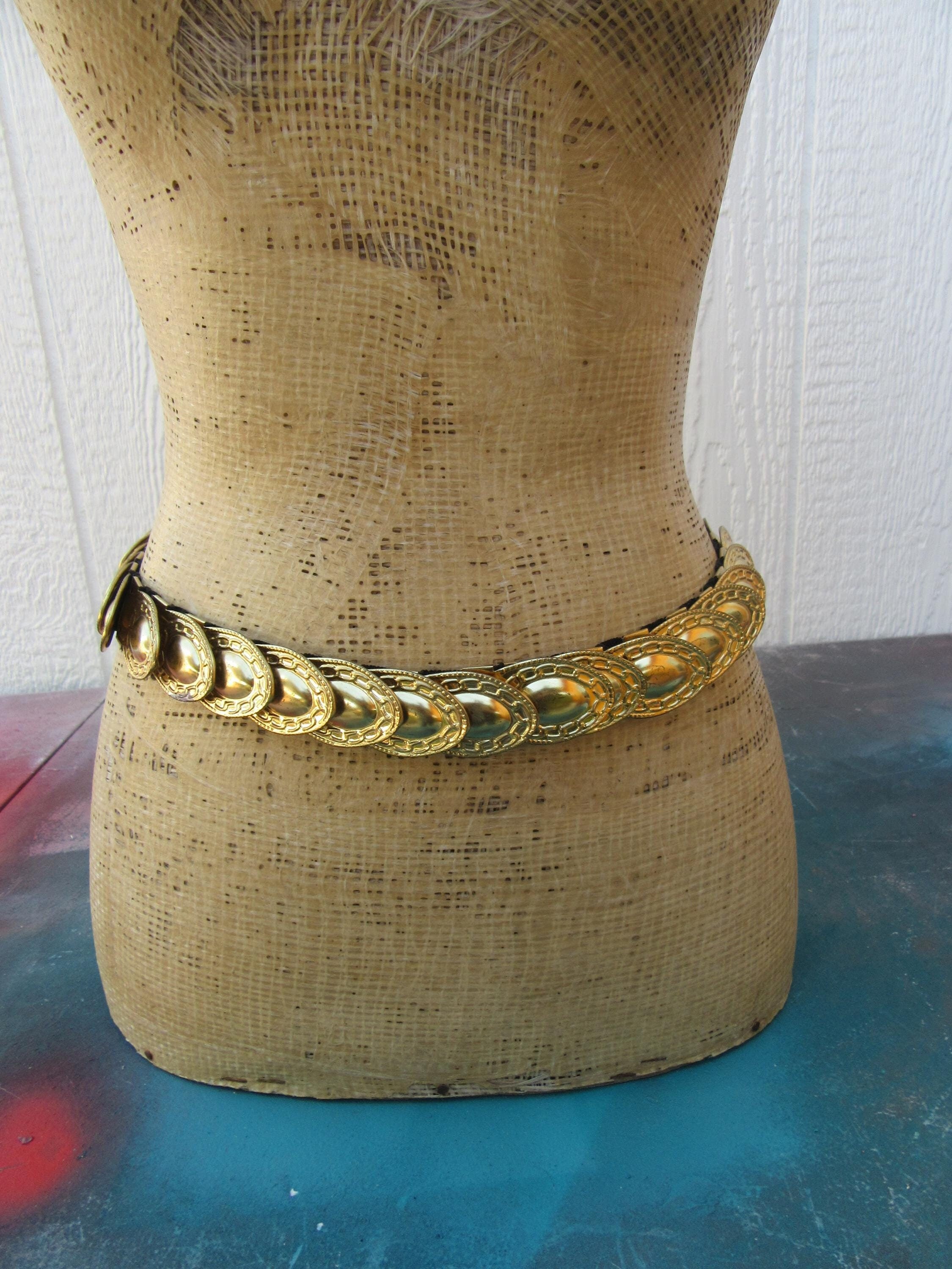 Saks Fifth Ave Stanger Vintage 80s Expanding Fish Scale Medallion Buckle Belt OS 80s Vintage Silver Tone FISH SCALE Stretch Belt With Art  main image 3